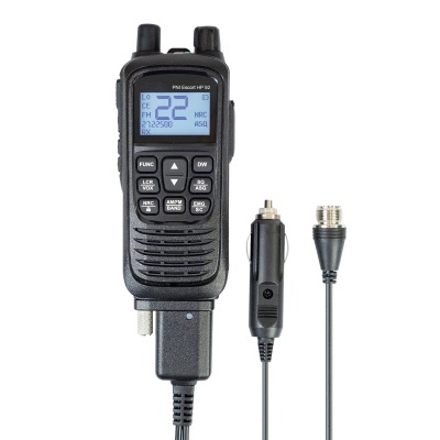 rádio portátil preto PNI Escort HP 92 com ecrã digital azul e cabos conectores