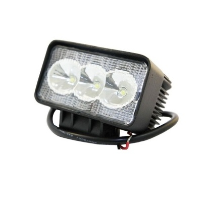 Luz LED rectangular preta com três focos e cabo preto