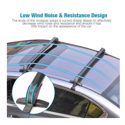 Barras transversais pretas curvas no teto de um carro cinza com fluxo de ar ilustrado por linhas azuis