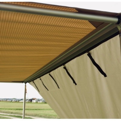 Toldo bege claro montado em estrutura metálica branca ao ar livre