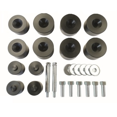 Conjunto de peças metálicas pretas e prateadas organizadas em fundo branco