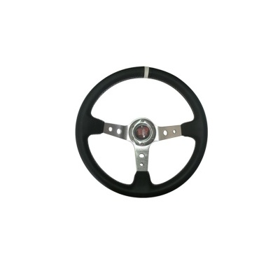 Volante de carro preto com braços metálicos e emblema central