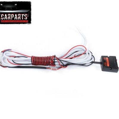 Fios elétricos com componente preto e etiqueta vermelha sobre fundo branco