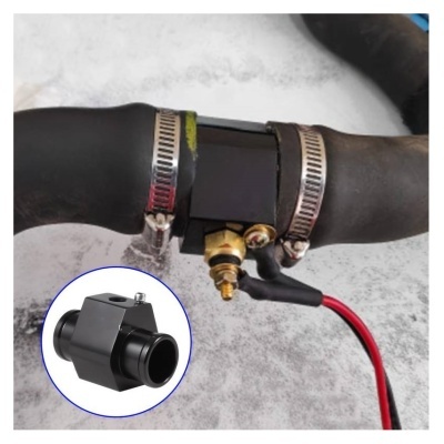 Conector elétrico preto em tubo de borracha com braçadeiras metálicas e cabos ligados