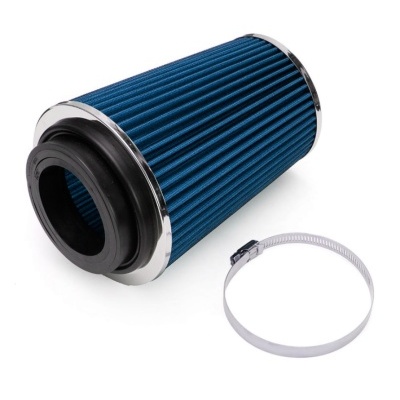 Filtro de ar azul com metal e borracha, e abraçadeira metálica sobre fundo branco