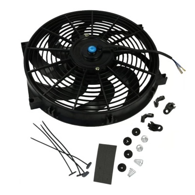 Ventoinha elétrica negra com acessórios diversos sobre fundo branco