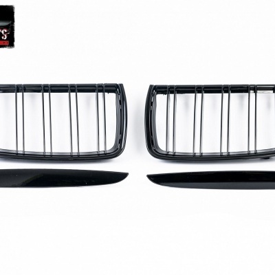 Conjunto de grelhas para carro preto brilhante sobre fundo branco com logotipo MAXCARPARTS