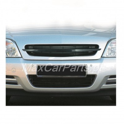 Frontal de automóvel prateado com grelha preta entre faróis