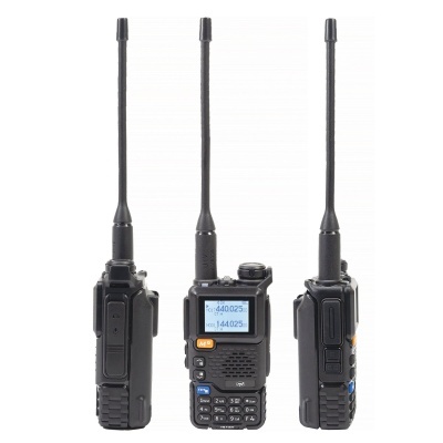 Rádios bidireccionais pretos com antenas longas, um mostra ecrã com frequência 440.025 MHz