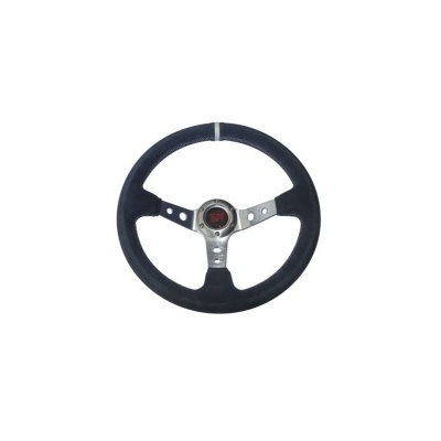 Volante de carro negro com braços metálicos e centro com texto Momo