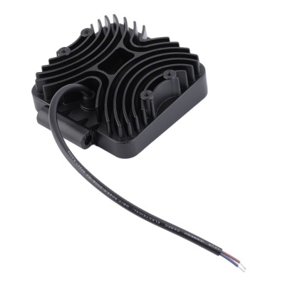 Componente elétrico preto com cabo eletas de refrigeração