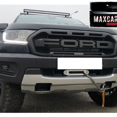 Frente de veículo todo-o-terreno preto com grelha FORD e guincho