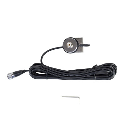 Cabo preto com conector, botão magnético e chave allen em fundo branco