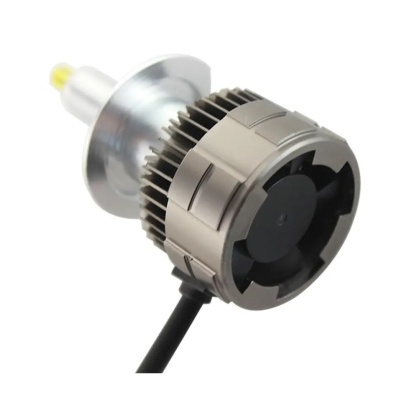 Farol LED automóvel com dissipador de calor e ventoinha preta.