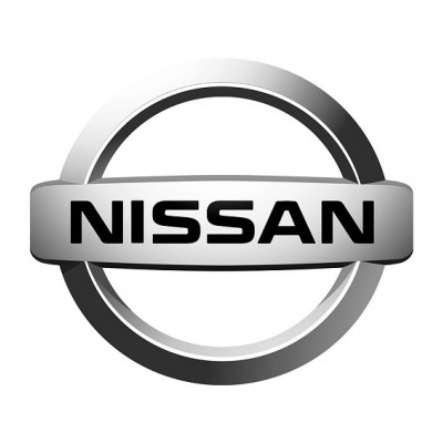 Logotipo da Nissan em metal prateado com letras negras