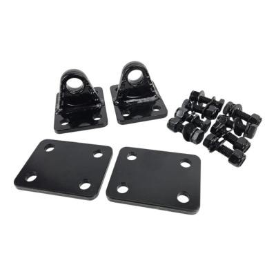 Conjunto de suportes metálicos pretos com parafusos e chapas perfuradas