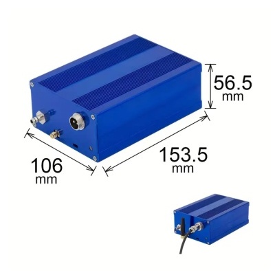 Caixa eletrónica azul metálica com conectores e fios em fundo branco