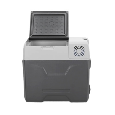 cooler portátil elétrico cinza escuro e branco com tampa aberta