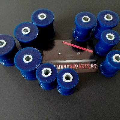 Dez casquilhos cilíndricos azuis com núcleo metálico sobre superfície preta e cartão MAXCARPARTS.PT