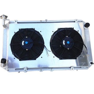 Radiador automóvel com ventoinhas pretas e metal prateado