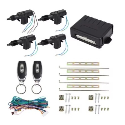 Kit de sistema de trancamento automático com atuadores, central, comandos remotos, fios, barras metálicas e parafusos sobre fundo branco.