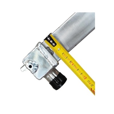 Peça metálica prateada com fita métrica amarela em centímetros