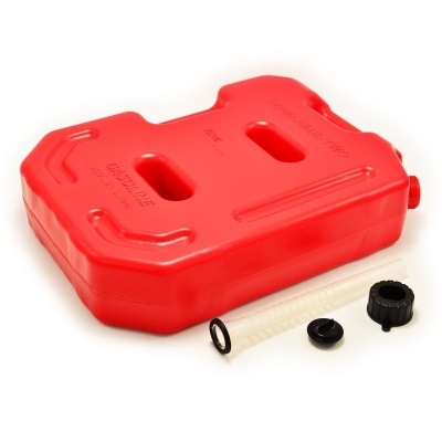 Recipiente vermelho de plástico para combustível com acessórios sobre fundo branco