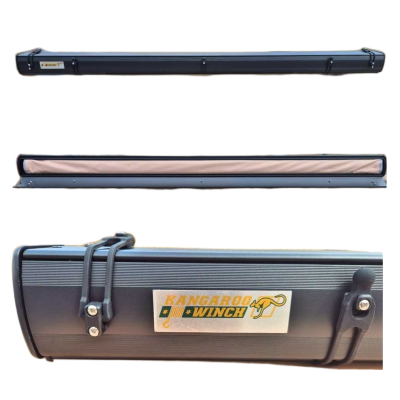 Toldo ou persiana retrátil preta com tecido cinzento e etiqueta KANGAROO WINCH.