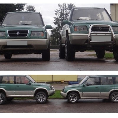 Dois veículos todo-o-terreno verdes com detalhes cinza claro junto a prédio e árvores.