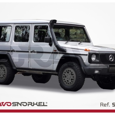 SUV Mercedes-Benz G-Class cinza com snorkel lateral preto em fundo branco