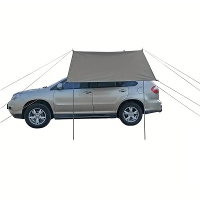 Toldo cinzento para carro tipo SUV com cordas e postes de suporte