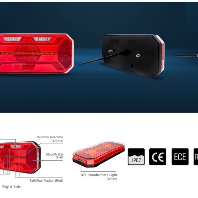 Luz traseira vermelha para veículo com várias funções, etiquetas de certificação e fundo azul.
