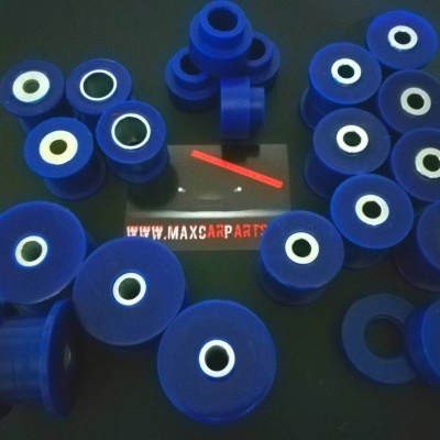 Peças cilíndricas azuis com orifício central branco sobre superfície escura com cartão e ripa vermelha