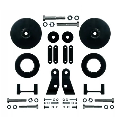 Conjunto de peças metálicas e parafusos pretos e prateados organizados