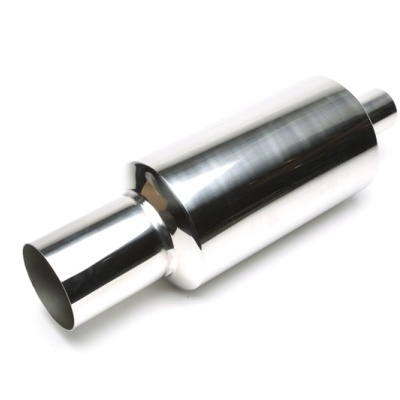 Silenciador de escape metálico prateado brilhante sobre fundo branco
