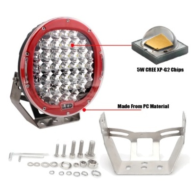 Luz LED redonda vermelha com suporte metálico e acessórios em fundo branco