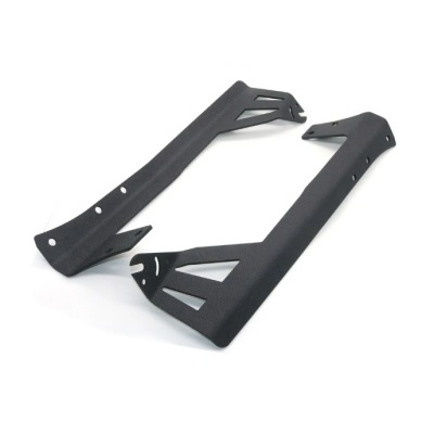 Peças plásticas pretas angulares com furos para fixação