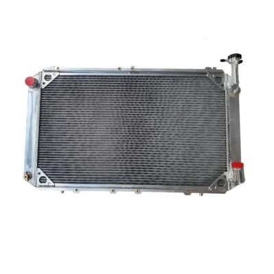 Radiador de carro metálico prateado com grelha cinzenta e tampa preta