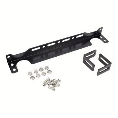 Suporte de metal preto com parafusos e porcas sobre fundo branco