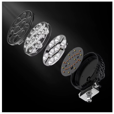Componentes internos de uma luz LED desmontada com lentes e LEDs visíveis