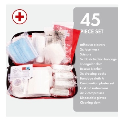kit de primeiros socorros com máscara facial azul, bandagens e compressas numa bolsa preta aberta