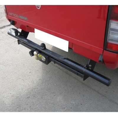 Carrinha vermelha Nissan NP300 com engate reboque preto em metal