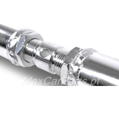 Eixo metálico prateado com porcas e soldaduras em fundo branco