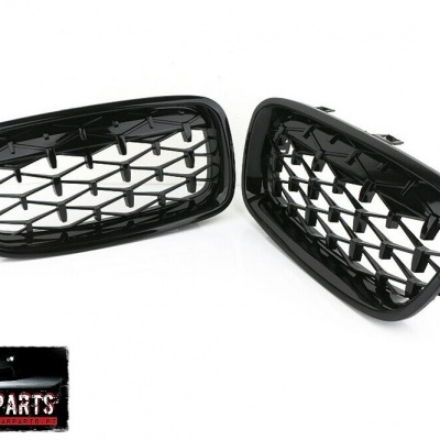 Par de grelhas dianteiras pretas para carro em fundo branco com logótipo MAXCARPARTS