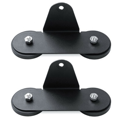 Par de suportes metálicos pretos com polias e parafusos