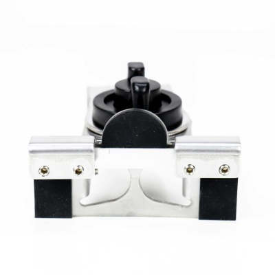 Aparelho metálico preto e prata sobre fundo branco