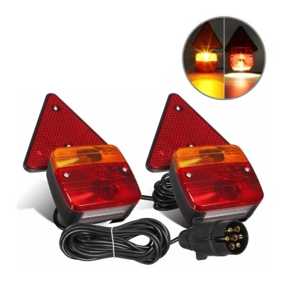 Luzes traseiras para veículos com prismas vermelhos, lentes vermelhas e amarelas, cabos e ficha preta