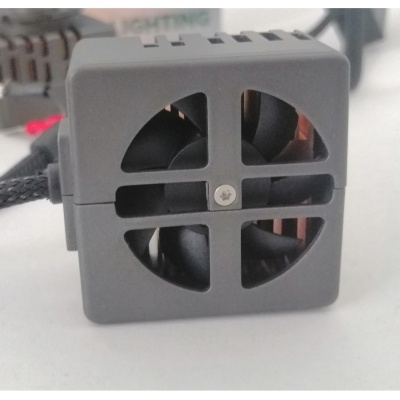 Ventoinha pequena cinzenta com grelha e hélices pretas