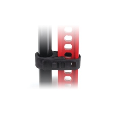 Abraçadeira preta segura tubo e barra metálica vermelha com furos.