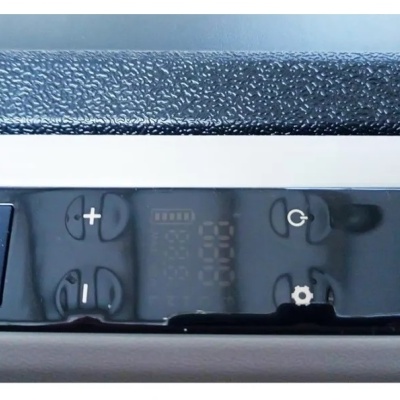 Painel de controlo eletrónico preto brilhante com botões táteis e símbolo USB